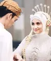 Faye Nicole menjelma menjadi pengantin Jawa saat dinikahi sang kekasih, Juno. [@fayenicolee]