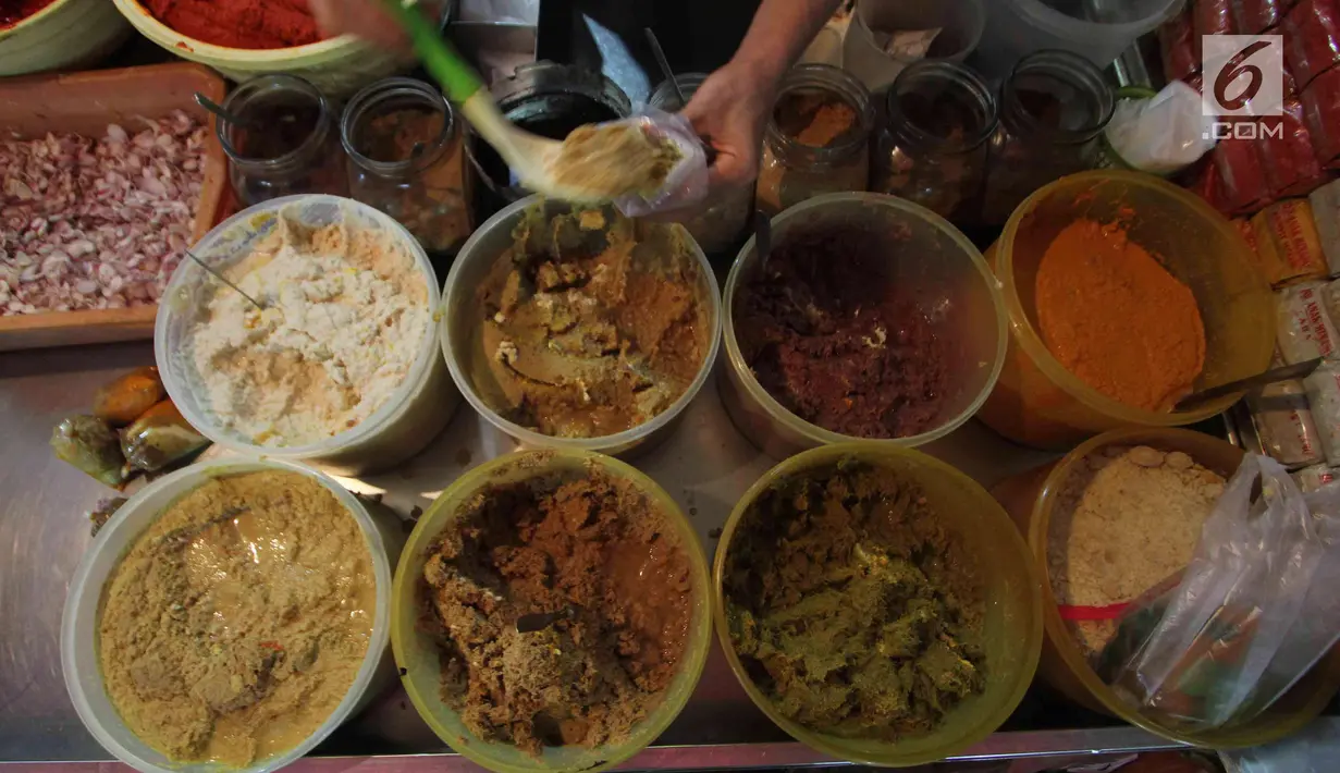 Pedagang mengambil bumbu di Pasar Kebayoran Lama, Jakarta, Selasa (3/4).Badan Pusat Statistik mencatat inflasi Bulan Maret 2018 sebesar 0,20 persen sehingga inflasi tahun kalender mencapai 0,99 persen (year to date). (Liputan6.com/Angga Yuniar)