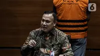 Ketua KPK Firli Bahuri memberikan keterangan pers terkait penahanan tersangka Kepala Subbagian Penerapan Pidana dan HAM Bagian Penerapan Hukum Biro Bankum Divisi Hukum Polri pada Mabes Polri AKBP Bambang Kayun di Gedung Merah Putih KPK, Jakarta, Selasa (3/1/2023). KPK resmi menahan Bambang Kayun yang diduga menerima suap sebesar Rp50 miliar dan Rp1 miliar terkait pemalsuan surat dalam perebutan hak waris perusahaan kapal, PT Aria Citra Mulia. (Liputan6.com/Johan Tallo)