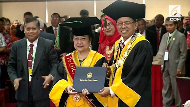 Megawati Soekarnoputri mendapat gelar doktor kehormatan bidang politik pendidikan dari Universitas Negeri Padang.