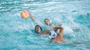 Pemain tim Pari Sakti dan Tirta Kencana 78 berebut bola pada kompetisi polo air Indonesia Open Aquatic Championships 2025 di Stadion Akuatik Gelora Bung Karno, Senayan, Jakarta, Rabu (12/11/2025). (Bola.com/Bagaskara Lazuardi)