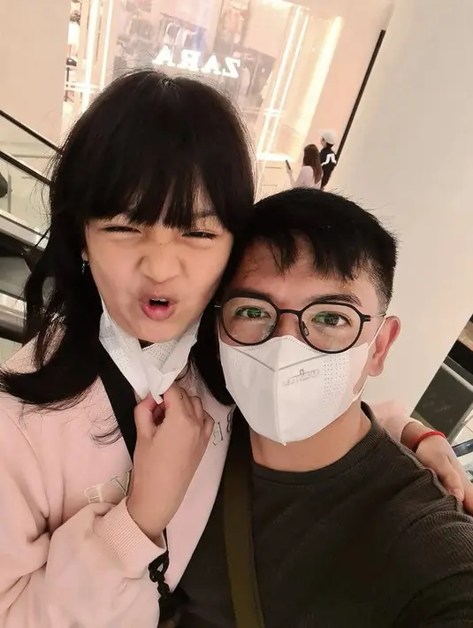 "Dia (anak) udah minta, akunya belum mau. Nggak tau, aku nggak punya prioritas ke situ saat ini. sudah sangat enjoy dengan hidupku dan aktivitas setiap hari," ungkap Nicky Tirta dilansir dari Liputan6. [Instagram/nickytirta]