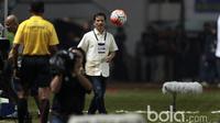 Pelatih Persib Bandung, Djadjang Nurjaman saat memimpin timnya melawan Semen Padang pada perebutan tempat ketiga Piala Presiden 2017 di Stadion Pakansari, Bogor, Sabtu (11/3/2017). (Bola.com/Nicklas Hanoatubun)