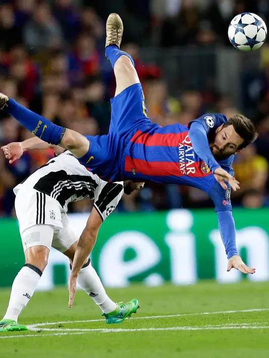 Insiden horor terjadi di menit 44 saat Messi berduel di udara demi mendapatkan bola dengan gelandang Juve, Miralem Pjanic dalam perempat final leg kedua Liga Champions 2017 di Camp Nou, Spanyol, Rabu (19/4). (AP Photo/ Manu Fernandez)