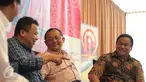 Chairman Panasonic Rachmat Gobel, Anggota DPR Muh. Sarmuji dan moderator Ichan Loulembah (ka-ki) menggelar diskusi, Jakarta, (6/2). Diskusi membahas PHK dan Perekonomian yang mana banyak Investor asing hengkang dari Indonesia. (Liputan6.com/Angga Yuniar)
