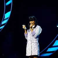 Nah, kalau yang satu ini Ghea mengenakan dress blazer berwarna biru muda. Ciri khas dari penampilan Ghea adalah kacamata di atas kepala dan anting kekiniannya. Mirip cewek Korea kan? (Instagram/ghealwaysofficial)