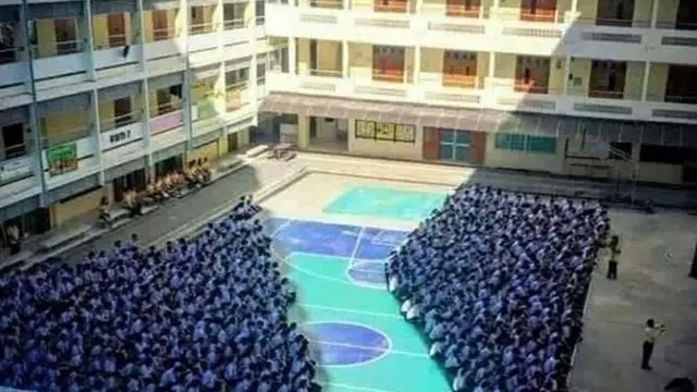 10 Momen Kocak yang Terjadi saat Upacara Bendera Ini Bikin Tepuk Jidat