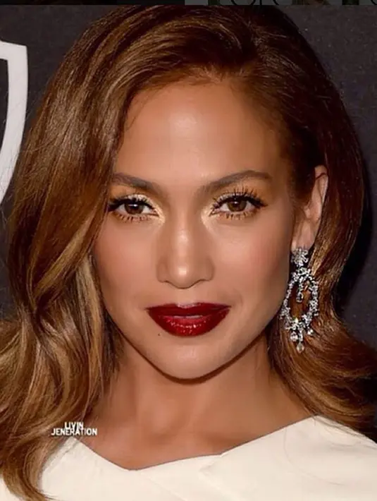 Dalam foto ini, kemewahan tak datang dari gaya berpakaian Jlo. Namun ia menunjukannya lewat makeup yang diaplikasikan di wajahnya. Terlihat natural, bibir merahnya sangat mempertajam kecantikan wajah cantik Jlo. (Instagram/Jlo)