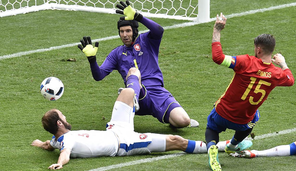 Kiper Republik Ceska, Petr Cech, berusaha menepis bola tendangan kapten Spanyol, Sergio Ramos. Spanyol menguasai jalannya laga dengan statistik penguasaan bola mencapai 61 persen. (AFP/Pascal Pavani)