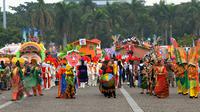 Peserta pawai Jakarnaval 2015 melakukan atraksi dalam menyambut ulang tahun Jakarta ke-488 di Monas, Jakarta, Minggu (7/6/2015). (Liputan6.com/Faisal R Syam)