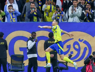 Pemain Al Nassr, Cristian Ronaldo, melakukan selebrasi setelah mencetak gol ke gawang Damac 2-0 pada laga Liga Pro Arab Saudi di Al-Awwal Park, Riyadh, pada Jumat (29/11/2024) atau Sabtu dini hari WIB. (AFP/Fayez Nureldine)