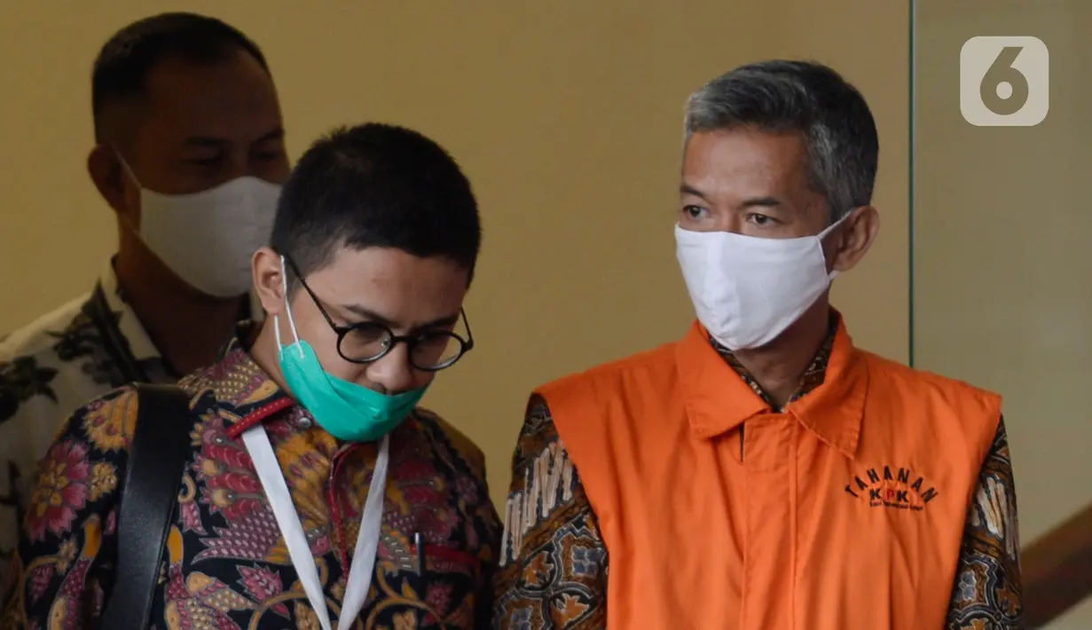 Mantan Komisioner KPU RI, Wahyu Setiawan (kanan) usai menjalani sidang dengan agenda dakwaan saat sidang online di Gedung KPK, Jakarta, Kamis (28/5/2020). Wahyu Setiawan diperiksa terkait dugaan menerima suap pengurusan PAW anggota DPR dari PDIP. (merdeka.com/Dwi Narwoko)