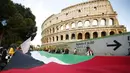 Orang-orang menggelar protes untuk mendukung warga Palestina di depan Colosseum, Roma, Italia, Sabtu (15/5/2021). (Cecilia FabianoLaPresse via AP)
