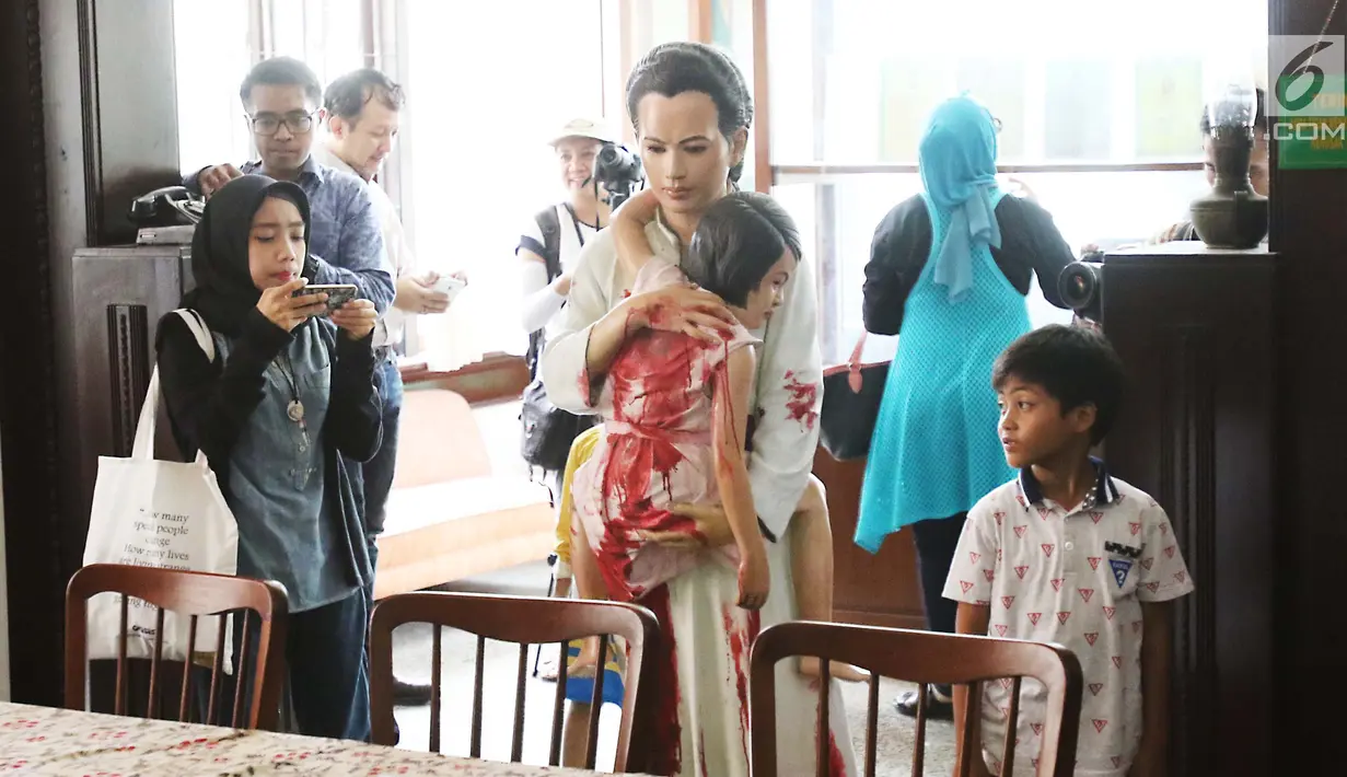 Pengunjung mengambil gambar koleksi Museum AH Nasution di Menteng, Jakarta, Sabtu (30/9). Bertepatan dengan peringatan 52 tahun peristiwa Gerakan 30 September 1965 Museum AH Nasution dipenuhi pengunjung. (Liputan6.com/Angga Yuniar)