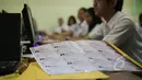 Sejumlah siswa mengikuti Ujian Nasional berbasis komputer atau Computer Based Test (CBT) di SMA 70 Jakarta, Senin (13/4/2015). Sebanyak 585 sekolah menjadi percontohan menjalankan UN berbasis komputer di seluruh Indonesia. (Liputan6.com/Faizal Fanani)