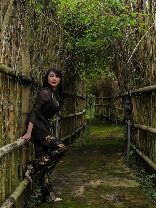 "Beda sama yang cewek, yang cewek dari umur berapa ya sembilan atau 10 itu udah mandiri banget. Pasti ada perbedaan lah," jelasnya. (Instagram/tessakaunang_tuiit)