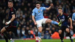 Pemain Manchester City, Julian Alvarez (tengah) berusaha melepaskan tembakan ke gawang FC Copenhagen pada laga leg kedua 16 besar Liga Champions 2023/2024 di Stadion Etihad, Manchester, Inggris, Kamis (07/03/2024). (AFP/Paul Ellis)