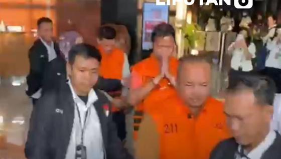 Keluar KPK, Adik Kepala BNPB dan 4 Orang Lainnya Berompi Oranye