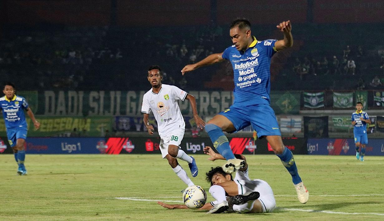 Gelandang Persib Bandung, Omid Nazari, menghindari tekel gelandang Persebaya Surabaya, Muhammad Hidayat, pada laga Liga 1 Indonesia di Stadion I Wayan Dipta, Bali, Jumat (18/10). Persib menang 4-1 atas Persebaya. (Bola.com/Aditya Wany)