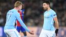 Pemain Manchester City, Sergio Aguero (kanan) merayakan gol bersama rekannya Kevin De Bruyne saat melawan Basel pada laga 16 besar Liga Champions di Saint Jakob-Park Stadium, Basel, (13/2/2018). Manchester City menang 4-0. (AFP/Sebastian Bozon)