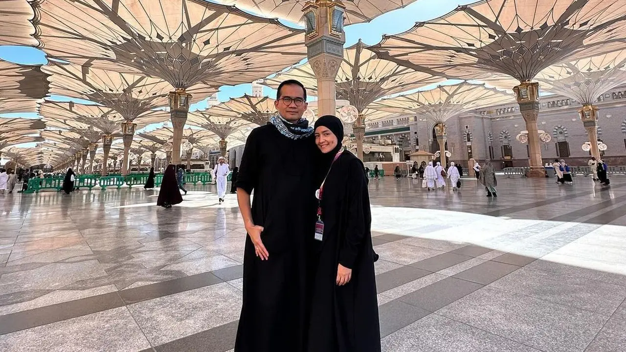 Potret Intan Nuraini dan suaminya saat umroh (Instagram/intan_nuraini23)