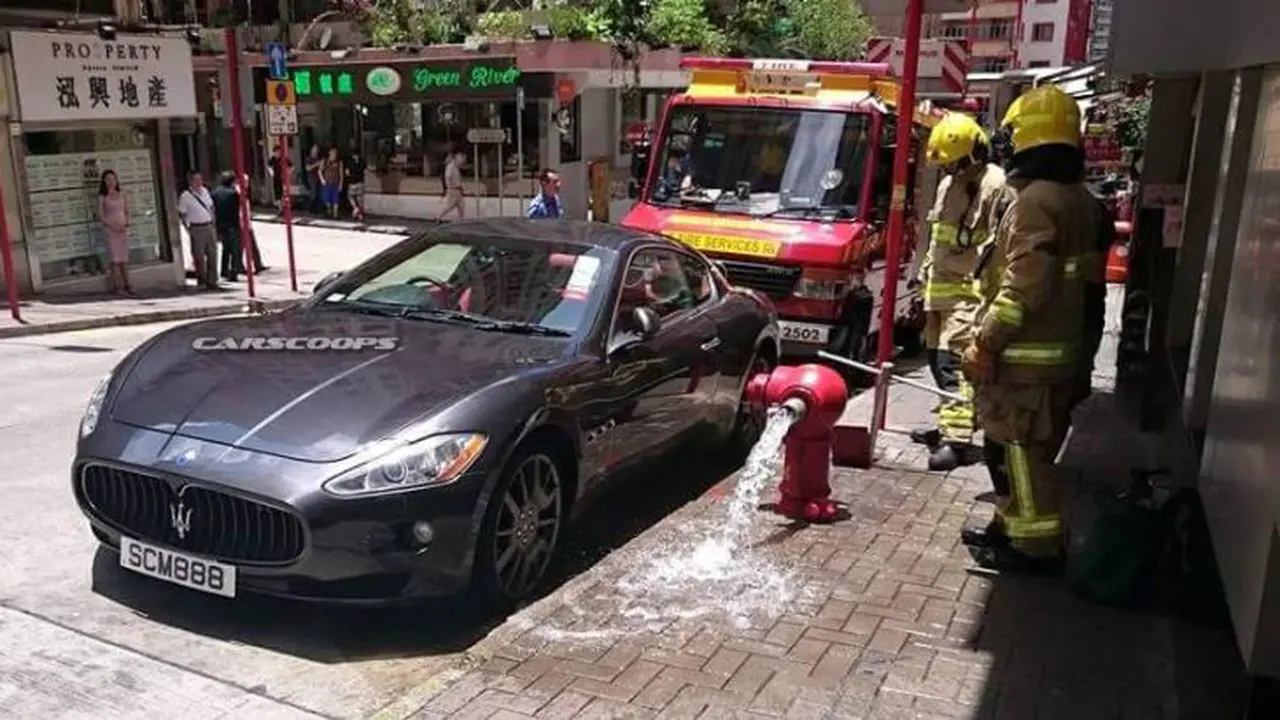Parkir Sembarangan, Maserati Ini Halangi Damkar Padamkan Api