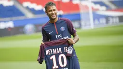 1. Neymar Jr – Diboyong PSG dari Barcelona dengan harga 222 juta euro menjadikan pria asal Brasil ini pemain termahal di dunia. Kelihaiannya dalam mengolah si kulit bundar membuat Les Parisiens tak ragu membajaknya ke Paris. (AFP/Lionel Bonaventure)