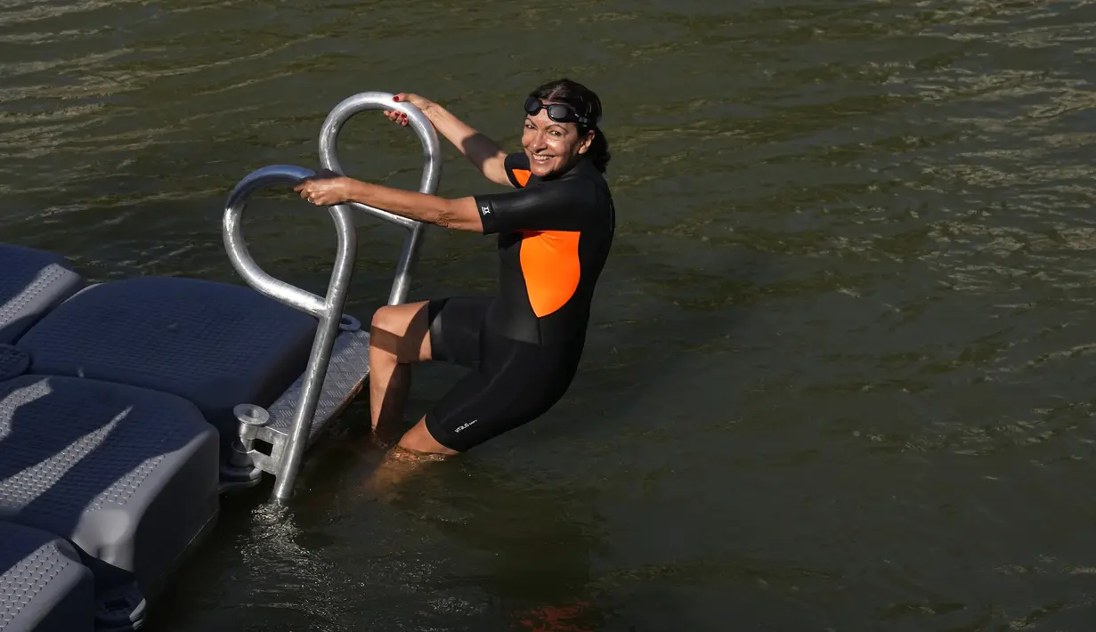 Hidalgo dengan hati-hati masuk ke sungai menggunakan tangga di kolam buatan yang disiapkan untuk acara tersebut. (AP Photo/Michel Euler)