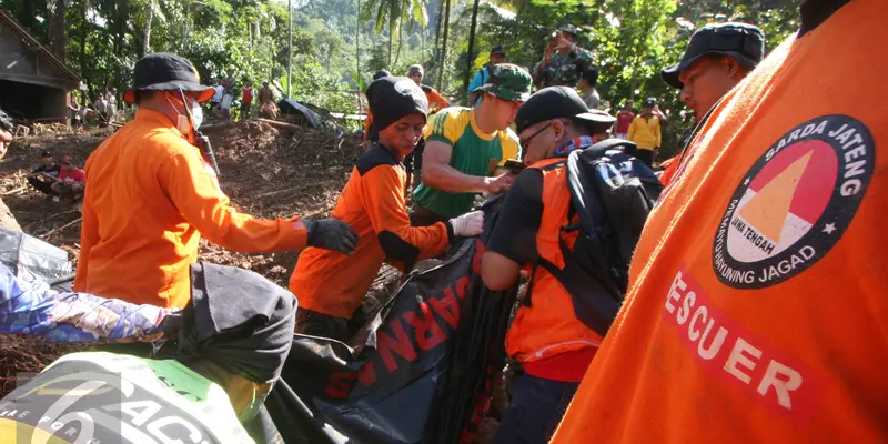 20160620- Proses Evakuasi Korban Longsor di Purworejo-Jateng- Boy Harjanto