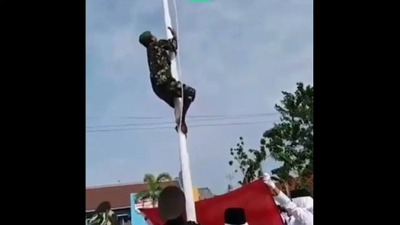 Prajurit TNI Panjat Tiang Bendera