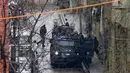 Kepolisian Turki melakukan operasi pencarian menyusul penyerangan sebuah kantor polisi di Istanbul, Kamis (3/3). Polisi berhasil menjebak dua wanita tersangka penyerangan, dengan senjata api dan granat, di sebuah apartemen. (REUTERS/Osman Orsal)