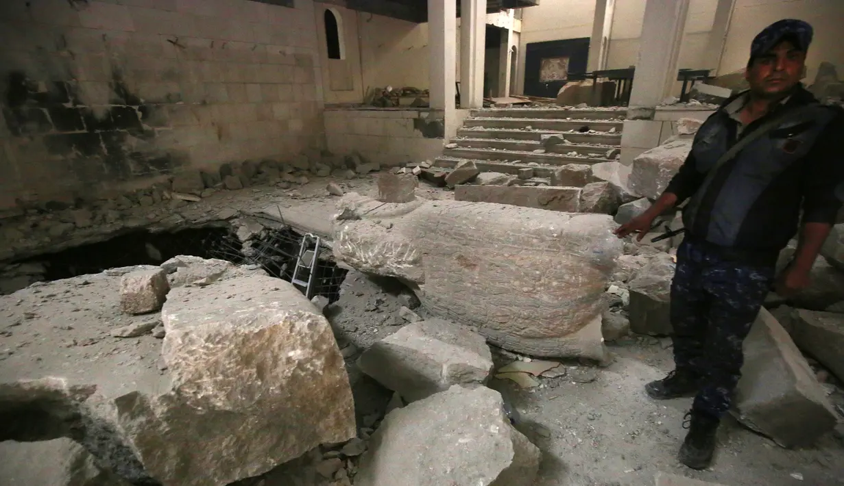 Museum Mosul terlihat rusak parah, Suriah, Senin (13/3). Museum yang didirikan pada 1952 tersebut kini hanya menyimpan puing-puing. (AFP PHOTO/AHMAD AL-RUBAYE)