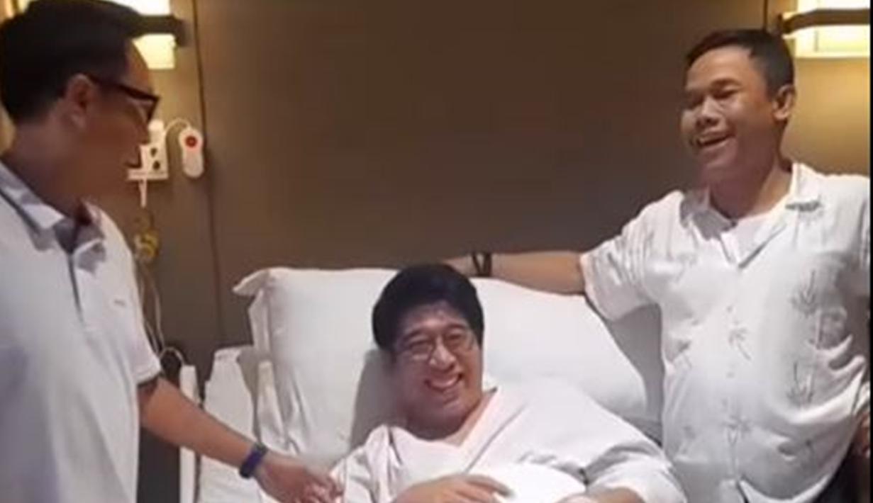 Di momen ini, Akri dan Eko meminta masyarakat untuk tidak lagi khawatir dengan kondisi Parto. Karena kini, ayah Amanda Caesa itu sudah berangsur pulih dan lancar operasinya. Bahkan, hari itu mereka mengajak Parto bercanda, sehingga ia bisa tertawa lepas. (Liputan6.com/IG/@ekopatriosuper)