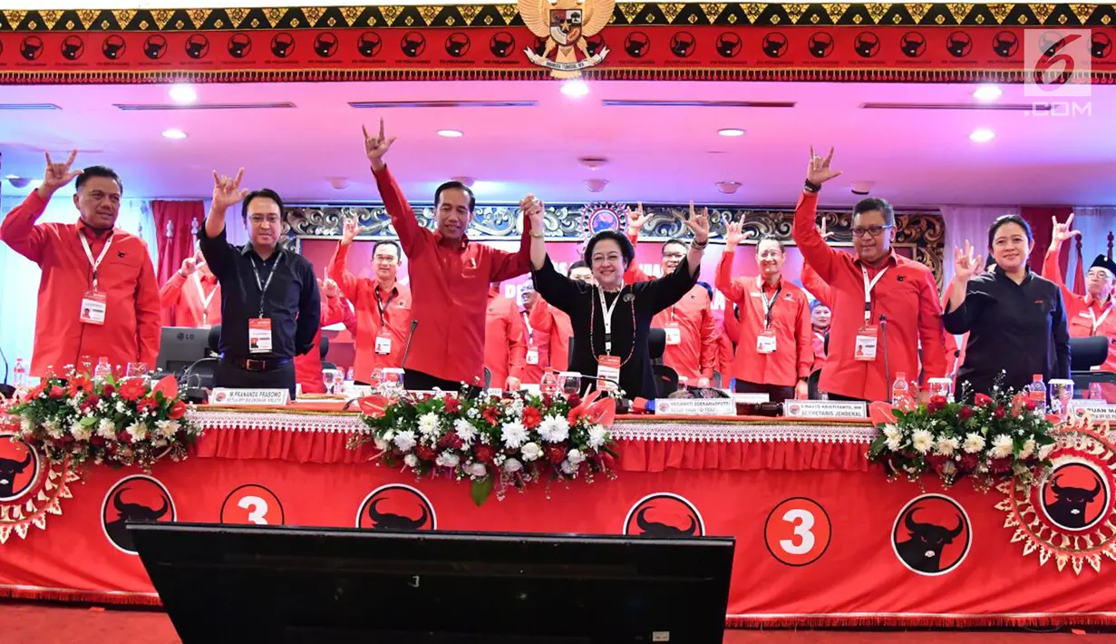 Presiden Joko Widodo atau Jokowi (tiga kiri) bersama Ketua Umum PDIP Megawati Soekarnoputri (tiga kanan) serta sejumlah petinggi PDIP berpose saat Rakernas PDIP III Tahun 2018 di Badung, Bali, Jumat (23/2). (Liputan6.com/Pool/Biro Pers Setpress)