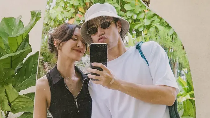 Tampilan Sheila Dara Temani Suaminya, Vidi Aldiano saat Berobat Kanker ke Penang