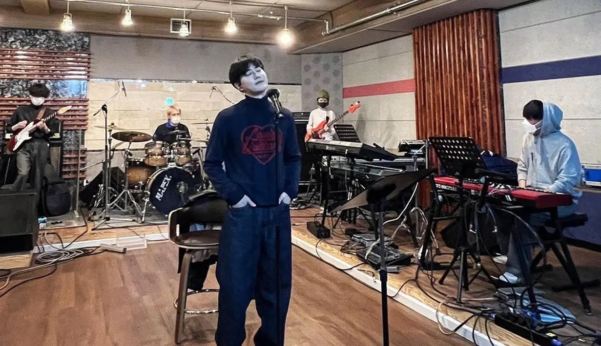 Suho EXO juga kerap mengunggah momen saat dirinya tengah menjalani latihan vokal. Diiringi dengan band, ia terlihat begitu santai menjalani latihan. (Liputan6.com/IG/@kimjuncotton)
