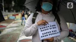 Massa yang tergabung dalam Aliansi Menolak Lupa menggelar aksi damai di kawasan Tugu Proklamasi, Jakarta, Kamis (15/10/2020). Dalam aksinya, mereka mengecam represifitas aparat kepolisian terhadap massa aksi, medis, jurnalis, dan masyarakat sipil lainnya. (Liputan6.com/Faizal Fanani)