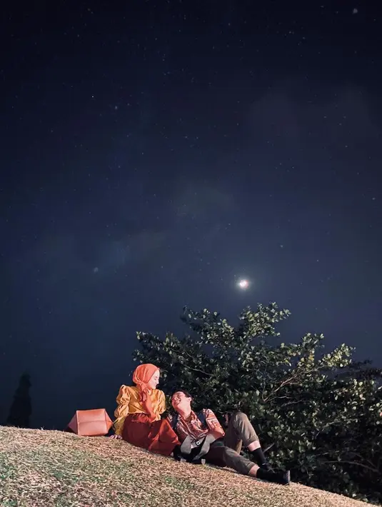 Melihat keromantisan mereka tentu menjadi perhatian banyak pasangan muda lainnya. Akhirnya Rey dan Dinda pun berbagi tips tentang keromantisan yang dijalinnya. (Instagram/rey_mbayang)