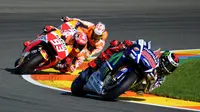 Jorge Lorenzo bersaing dengan Marc Marquez di GP Valencia (Reuters)