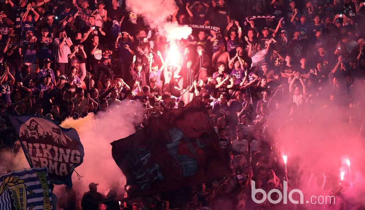 Bobotoh menyalakan flare usai laga Persib Bandung melawan Semen Padang pada perebutan tempat ketiga Piala Presiden 2017 di Stadion Pakansari, Bogor, Sabtu (11/3/2017). Persib Menang 1-0. (Bola.com/Nicklas Hanoatubun)