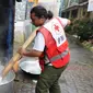 Relawan dari PMI Memasak nasi di dapur umum pos utama APG Gunung Semeru untuk memenuhin kebutuhan para pengungsi (Istimewa)