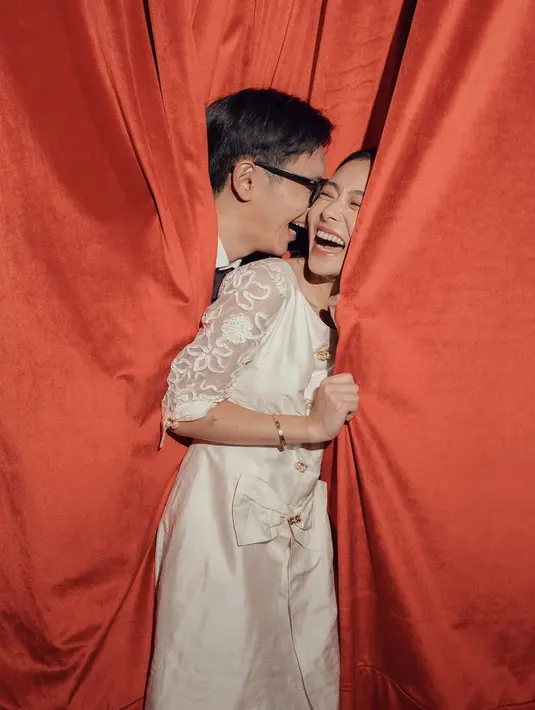 Foto tersebut memiliki konsep menarik dengan paduan latar dan busana yang jadi satu kesatuan sempurna. [Foto: Instagram/ Brandon Salim]