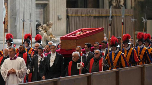 Disemayamkan di Basilika Santo Petrus, Begini Prosesi Pemindahan Jenazah Paus Fransiskus