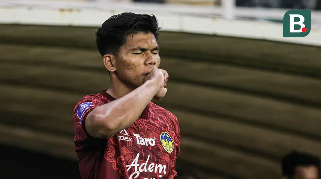 Cahya Supriadi ketika PSIM Yogyakarta bertanding melawan Persebaya Surabaya&nbsp;pada BRI Super League 2025/2026 di Stadion Gelora Bung Tomo, Surabaya,&nbsp;Jumat (8/8/2025). (Bola.com/Abdul Aziz)