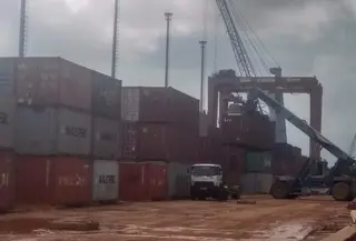 Ratusan kontainer limbah B3 menumpuk di Batam. (Liputan6.com/Ajang Nurdin)