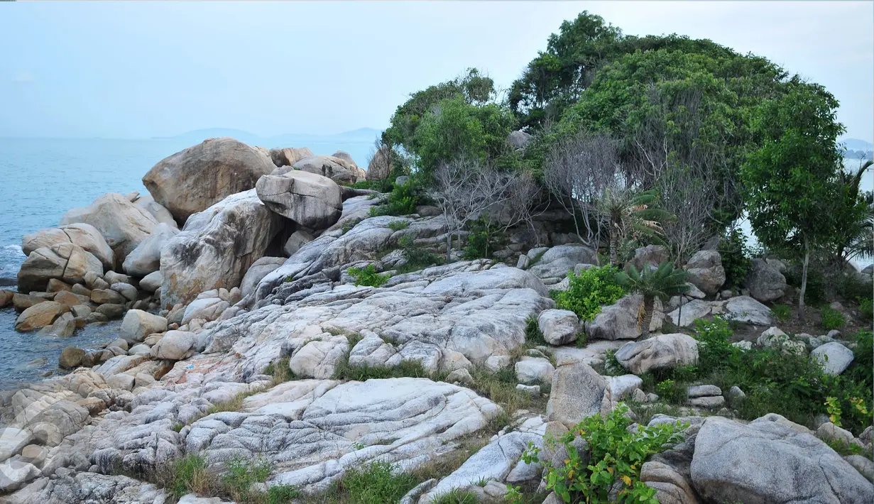 Di Pantai Parai Tenggiri terdapat hamparan pasir putih yang masih begitu bersih dan batu-batu granit yang masih alami. Batu-batu berukuran cukup besar dan alami tersebut semakin menambah kesan eksotiknya pantai ini. (Liputan6.com/Gempur M Surya)