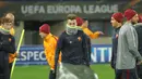 Bomber AS Roma, Stephan El Shaarawy menutupi sebagian wajahnya demi menepis udara dingin yang menyelimuti Stadion Ernst Happel, kota Wina, Austria, Rabu (2/11/2016) malam waktu setempat. (Bola.com/Reza Khomaini)