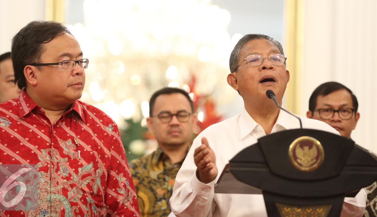 Menteri Koordinator Bidang Perekonomian Darmin Nasution saat mengumumkan paket kebijakan ekonomi tahap pertama di Istana Merdeka, Jakarta, Rabu (9/9/2015). Pemerintah mengeluarkan tiga paket kebijakan ekonomi (Liputan6.com/Faizal Fanani)