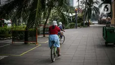 Pengunjung bersepeda di kawasan Taman Impian Jaya Ancol, Jakarta, Sabtu (11/10/2021). Kawasan rekreasi Taman Impian Jaya Ancol menjadi salah satu dari 20 destinasi wisata yang direkomendasikan beroperasi kembali dalam uji coba pembukaan kawasan rekreasi. (Liputan6.com/Faizal Fanani)
