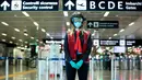 Seorang petugas mengenakan pemindai 'helm pintar' untuk mengukur suhu tubuh penumpang di bandara internasional Leonardo da Vinci, Roma, Italia pada 6 Mei 2020. Hal ini dilakukan guna menyaring orang yang memiliki gejala infeksi virus corona. (Roberto Monaldo/LaPresse via AP)